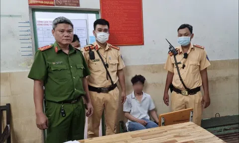 CSGT xuống xe đuổi theo khống chế 1 nam thanh niên trong công viên Tao Đàn