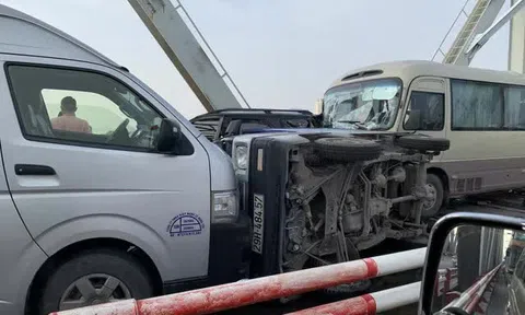 Nhiều ôtô bất ngờ tông liên hoàn trên cầu, 1 xe lật nghiêng