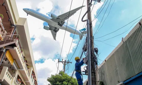 Cuộc sống dưới cánh 'chim sắt khổng lồ' tại TP.HCM