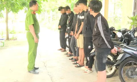 "Thú vui" quái lạ của 8 thanh thiếu niên khiến nhiều người bức xúc