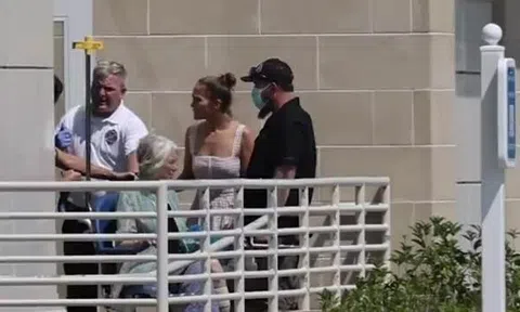 Mẹ Ben Affleck bị thương khi đến đám cưới con