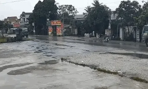 CLIP: Tránh xe máy dưới trời mưa, 2 xe "hổ vồ" đấu đầu trên quốc lộ