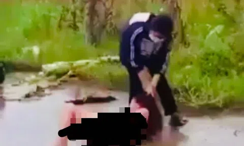 Nữ sinh hành hung, lột đồ bạn nữ giữa đường