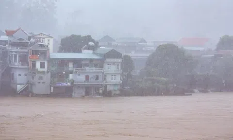 Nhiều nơi ở Quảng Ninh bị cô lập trong biển nước