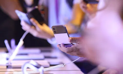 Fan công nghệ hào hứng nhận sớm Galaxy Z Fold4 và Z Flip4