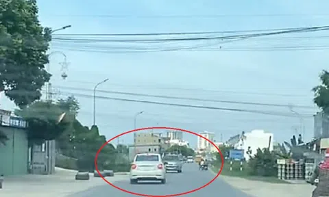 Ôtô liên tiếp lạng lách, đánh võng, tạt đầu khiến người đi đường hú vía