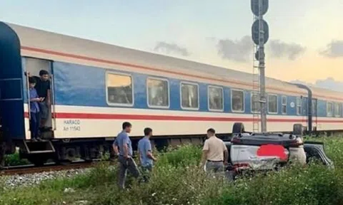 6 người phụ nữ thoát chết khi ôtô bị tàu hỏa tông lật ngửa