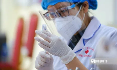 Đối phó nguy cơ làn sóng Covid-19 mới: Cần thiết tiêm đủ liều vắc-xin