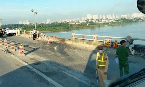 Xe tải tông gãy lan can cầu Thanh Trì, lao xuống sông Hồng