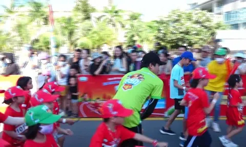 Diễn viên Xuân Nghị chạy cùng runner Kun Marathon