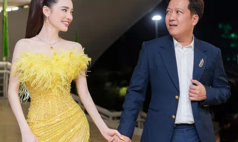 Trường Giang sánh bước tình tứ bên Nhã Phương