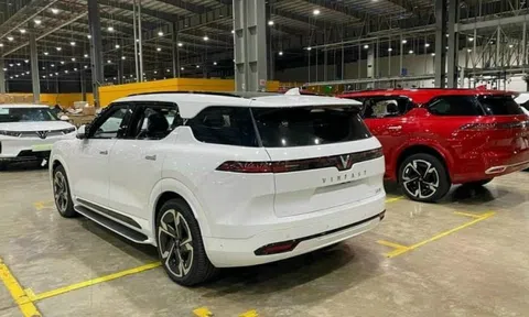 Xe điện VinFast VF9 đã hoàn thiện trong nhà máy, nâng hạ gầm như xe sang?