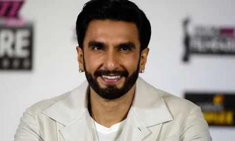 Tài tử hàng đầu Bollywood bị cảnh sát thẩm vấn vì chụp ảnh khỏa thân