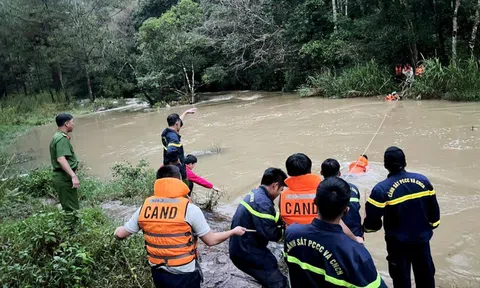 Giải cứu 10 người mắc kẹt trong rừng do lũ dữ ở Lâm Đồng