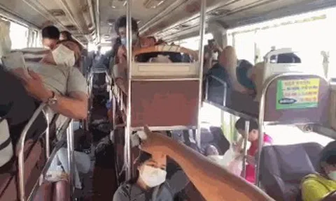 Cảnh hãi hùng trong xe khách 46 chỗ "nhồi nhét" 71 hành khách