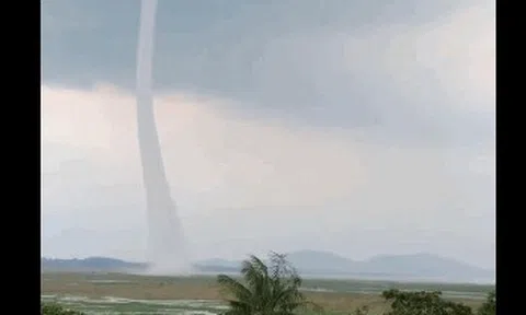 CLIP: Xuất hiện vòi rồng thẳng đứng trên lòng hồ Trị An