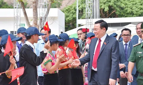 Chủ tịch Quốc hội dự lễ khai giảng, khánh thành Trường THPT Kỳ Sơn