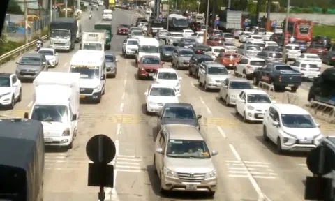 Người dân ùn ùn trở lại TP HCM, trạm thu phí QL 51 Đồng Nai liên tục xả trạm