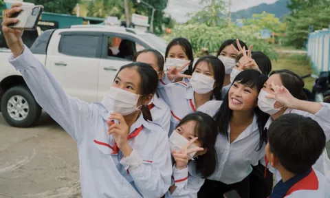 Phương Thanh dự lễ khai giảng trường làng nơi diễn viên Dương Phúc dạy học