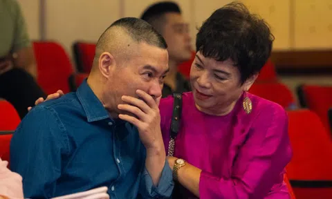 NSND Công Lý bật khóc khi trở lại nhà hát cúng Tổ nghề