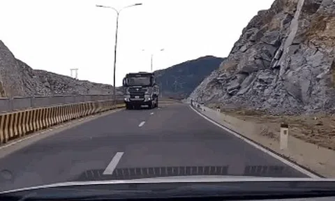 CLIP: Ôtô lao ngược chiều ở Bình Định, gây bão mạng