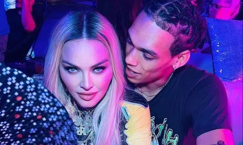 Madonna tình tứ bên nam người mẫu kém 41 tuổi