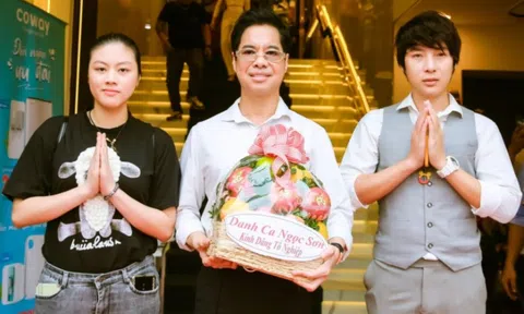 Danh ca Ngọc Sơn cùng anh em nghệ sĩ giỗ Tổ nghề