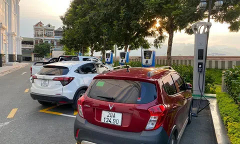 Cuộc chiến giành chỗ đỗ xe tại trạm sạc ô tô điện VinFast
