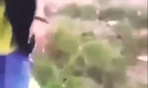 Nữ sinh lớp 8 bị nhóm bạn lột đồ, đánh hội đồng giữa đường