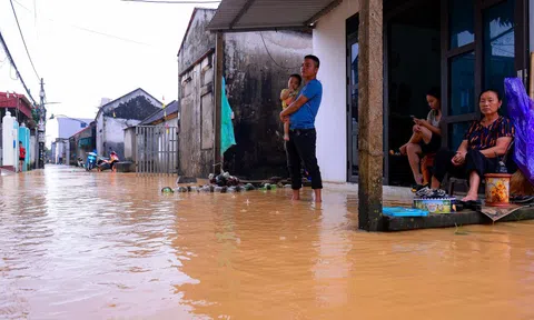 Người dân ngoại thành Hà Nội kê giường, bắc bếp lên ghế tránh lũ