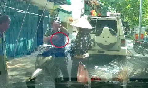 Clip người bán hàng rong nghi đưa tiền "bảo kê": Tạm đình chỉ tự quản viên