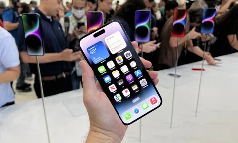 iPhone 14 xách tay chưa về đã loạn giá