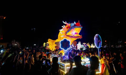 Biển người rước đèn trung thu khổng lồ