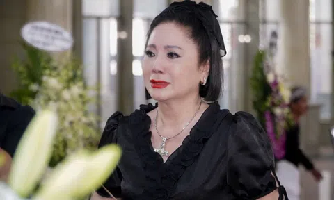 Nghệ sĩ cải lương Mộng Tuyền khóc nghẹn trong tang lễ NSƯT Thẩm Thúy Hằng