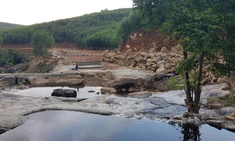 Ngỡ ngàng hình ảnh 1 khu du lịch bề thế xây... “chui qua lỗ kim”!