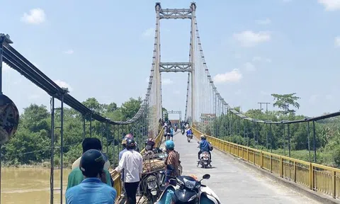 Nam sinh mất tích, cặp sách và điện thoại để trên cầu