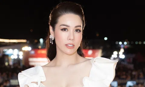 Nhật Kim Anh khoe dáng nóng bỏng trên thảm đỏ