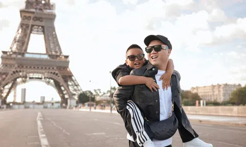 Đỗ Mạnh Cường cùng con trai dạo chơi Paris
