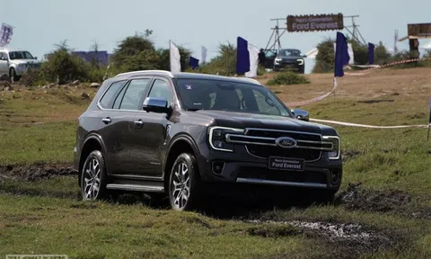 SUV 7 chỗ: Ford Everest thế hệ mới ‘thị uy’, Isuzu mu-X 'ế vẫn hoàn ế'