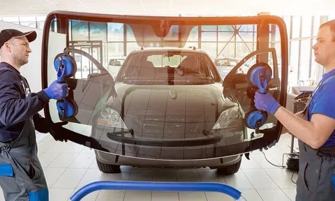 Khủng hoảng thiếu chip chưa dứt, sản xuất ô tô tiếp tục ‘lâm nguy’ vì thiếu kính