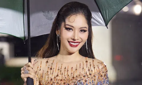 Lệ Nam khoe vẻ quyến rũ khi catwalk dưới trời mưa