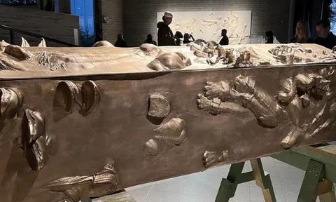 Brad Pitt triển lãm tác phẩm điêu khắc