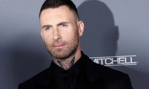 Adam Levine sụp đổ hình tượng vì lùm xùm ngoại tình