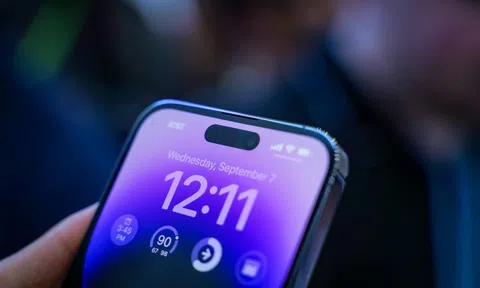 iPhone 14 vẫn sạc chậm hơn đối thủ