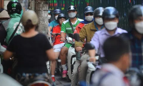 Ảnh, clip: Công trình xây dựng giữa phố Hà Nội khiến người dân chật vật di chuyển