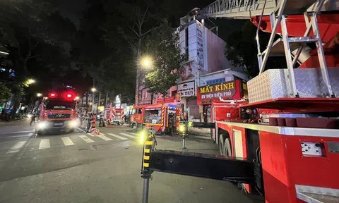 TP.HCM: Cháy thẩm mỹ viện, cảnh sát cắt cửa cuốn cứu 7 người