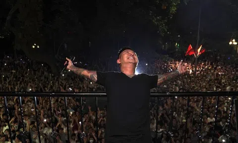 Ca sĩ Tuấn Hưng tiếp tục tổ chức show diễn trên ban công nhà