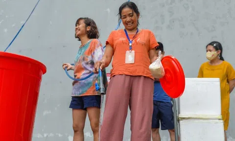 Hà Nội: Người dân mang xô, thùng xếp hàng giữa trưa đợi lấy nước