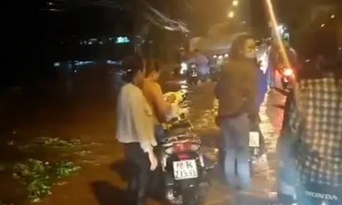 Đồng Nai: Mưa kéo dài gần 2 giờ, nhiều xe máy bị nước cuốn trôi