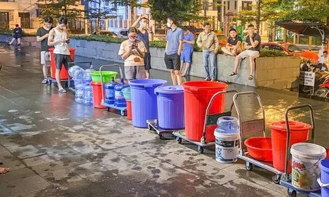 Hà Nội: Cư dân ngao ngán xếp hàng xuyên đêm đợi lấy nước sạch